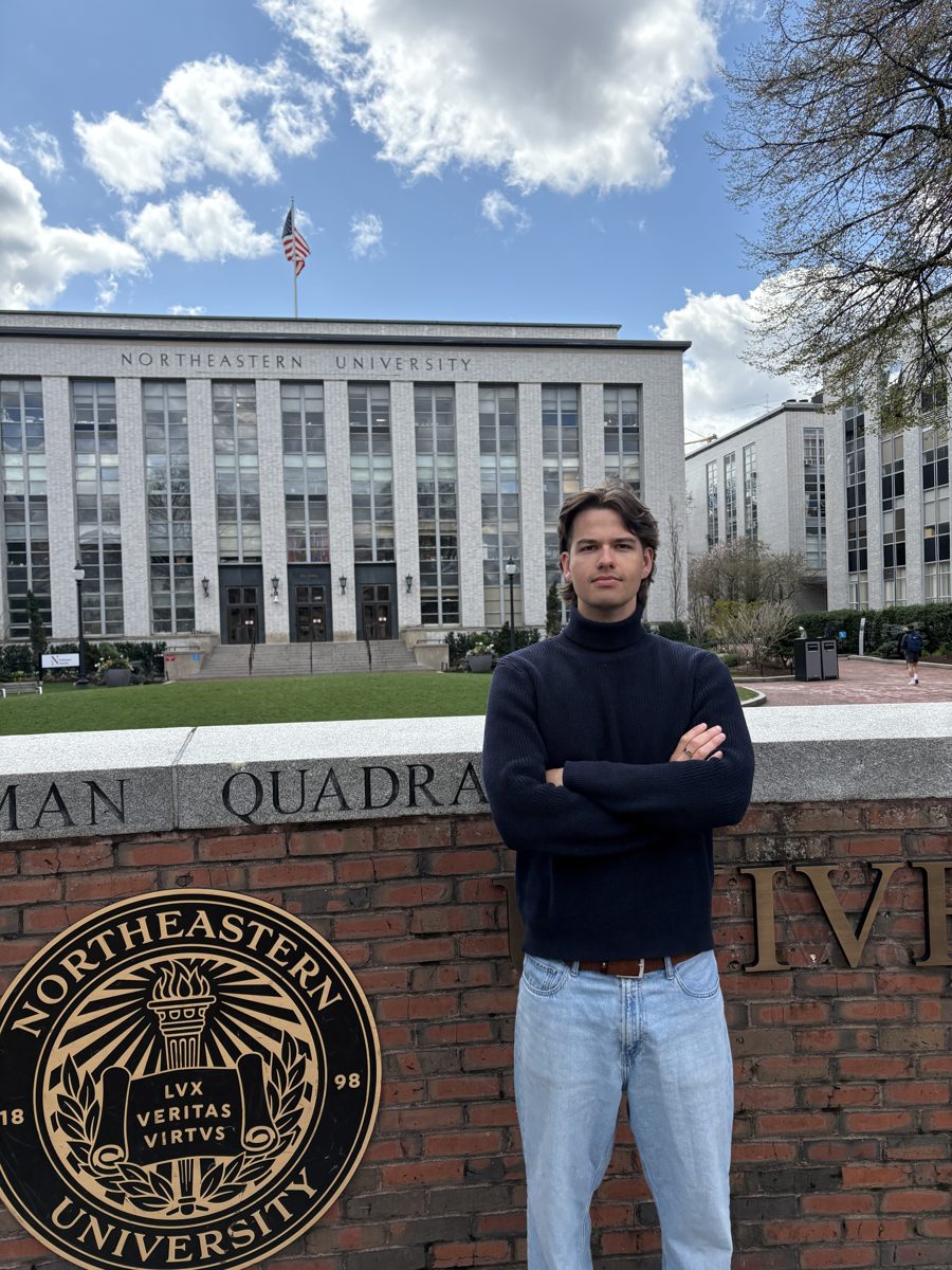 Jakub Kyncl před znakem Northeastern University